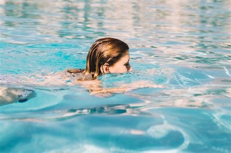 Mujer Nadando A Crol En Piscina Foto Gratis