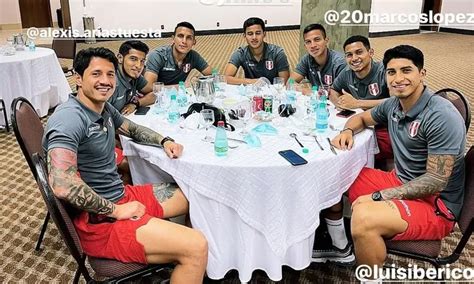 Per Vs Ecuador Gianluca Lapadula Comparti Con Los M S J Venes Tras