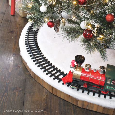 DIY Christmas Tree Skirt for Train - Jaime Costiglio