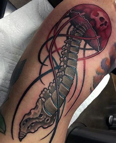 Tatuaje En El Brazo Medusa Con Espina Dorsal Idea Interesante