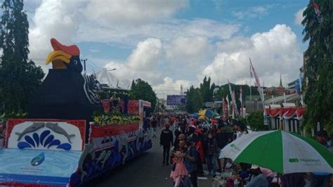 Ribuan Warga Samarinda Padati Jalan Untuk Saksikan Pawai Pembangunan