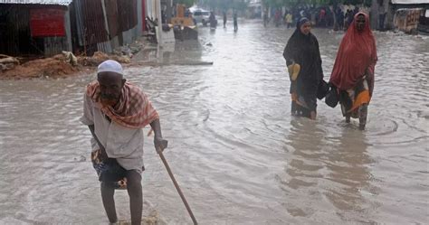 Thousands trapped by Somalia floods