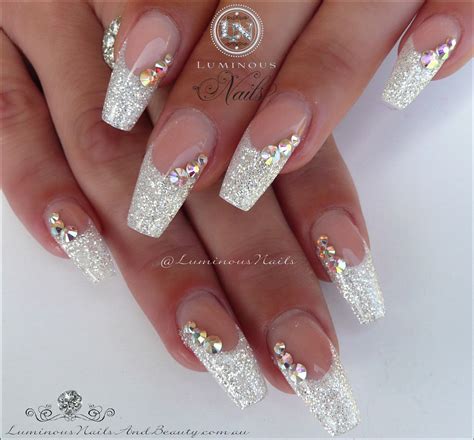 White Christmas Acrylic Nails With A Touch Of Red Luminous Nails