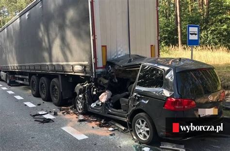 Tragedia na drodze krajowej Kierowca zasnął i wjechał w tira ZDJĘCIE