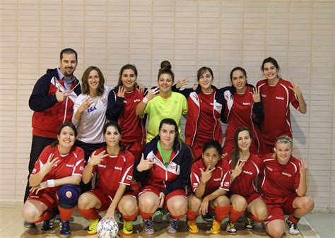 El equipo femenino de fútbol sala gana un emocionante partido contra la