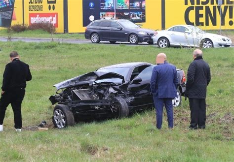 Bardzo groźny wypadek na Karkonoskiej Mercedes z impetem wypadł z