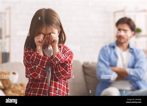 Ni A Llorando Despu S De La Pelea Con El Padre Enojado Pap Detr S