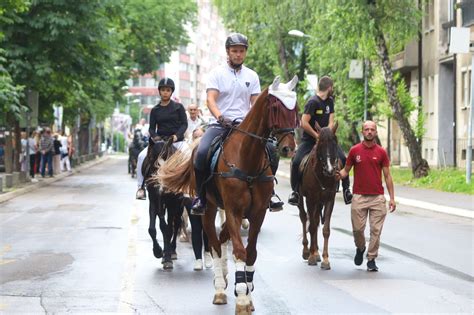 Defile kočija oduševio Banjalučane prisustvovao i Draško Stanivuković