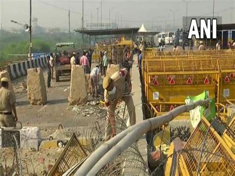 Delhi Police Removes Barricades From Ghazipur Border Rakesh Tikait Said