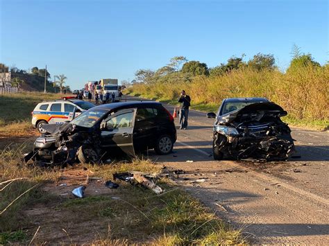 Acidente Na Mgc Ve Culos Colidem De Frente Ap S Desvio De Rvore