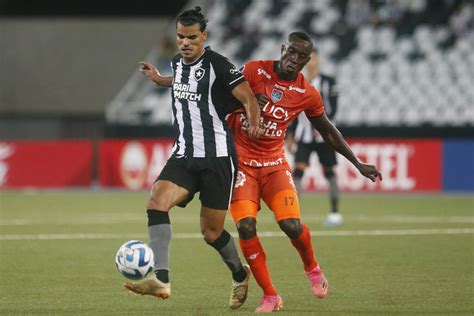 Veja fotos da goleada do Botafogo sobre o César Vallejo pela Sul