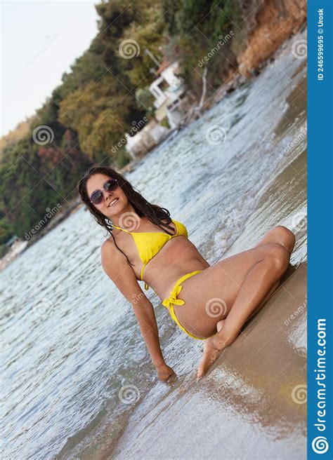 Mujer En Bikini Amarillo En La Playa Imagen De Archivo Imagen De