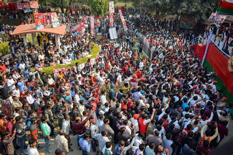 Akhilesh Yadav | ABVP flexes muscle in Allahabad University - Telegraph ...