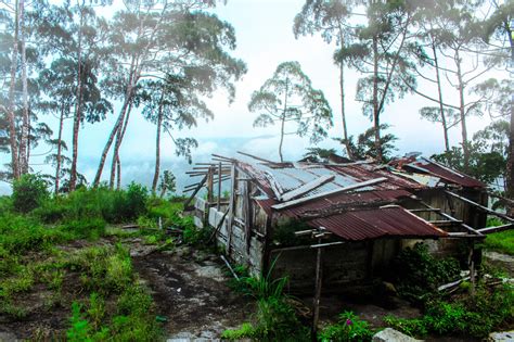 Abandonadong bahay. May overlooking view na, may fog pa. : r/Philippines