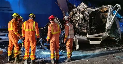 Un Accident Entre Dos Camions Causa Cues En La Baixada Del Port De