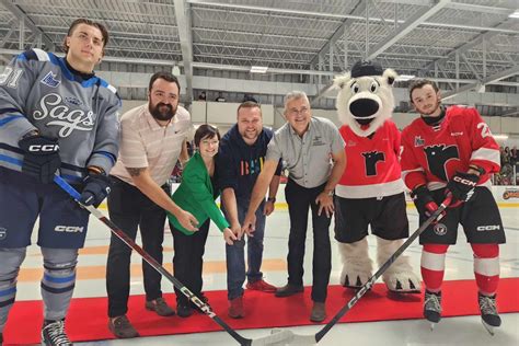 Spectateurs Pour Le Match Des Remparts Baie Saint Paul Le