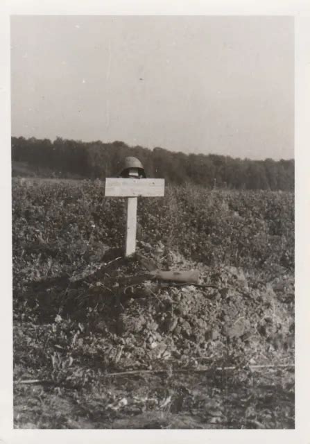 PHOTO SOLDAT ALLEMAND WW2 Tombe D Un Camarade Avec Son Casque Reste