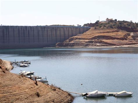 El Agua Embalsada Baja Hasta El En Uno De Los A Os M S