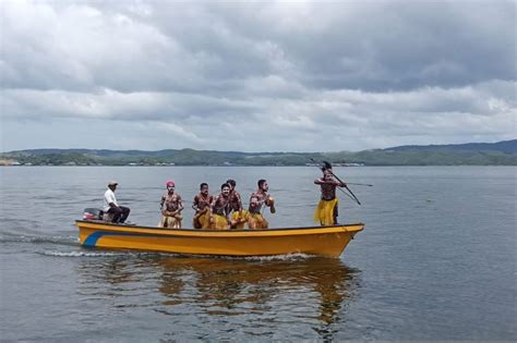 Uniknya Tarian Isosolo Di Atas Perahu Danau Sentani Papua Bisa Pukau