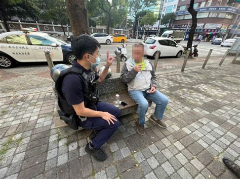 八旬老翁低血糖坐路邊 暖警贈糖送返家 蕃新聞