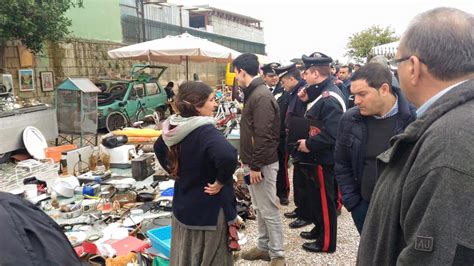 Blitz Dei Carabinieri Al Mercato Delle Pulci Denunciati Rom Il