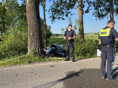 Tödlicher Unfall bei Ipsheim Autofahrer 19 kracht gegen Baum und stirbt