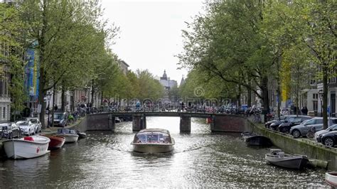 Canal Y Barco Tur Stico En Amsterdam Pa Ses Bajos Imagen Editorial