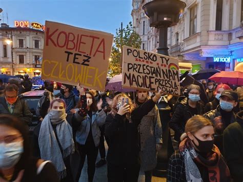 Protest Na Ul Piotrkowskiej W Odzi Na Ywo Zdj Cia Wideo T Um