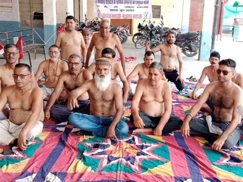 Roadways employees demonstrated half naked रडवज करमचरय न