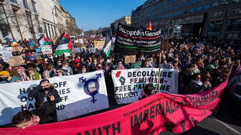 Berlin Tausende Menschen Demonstrieren Am Weltfrauentag