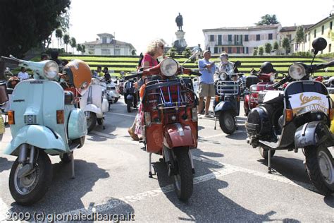 In Centinaia Al Raduno Dei Vespa Club Giornale Di Barga