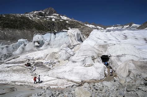 断熱シートで覆われるローヌ氷河、スイス 写真13枚 国際ニュース：afpbb News