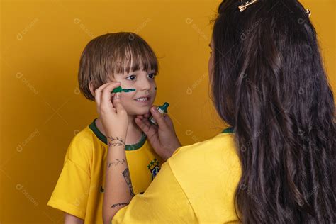 M E Ao Lado De Seu Filho Torcedores Torcendo Para O Brasil Copa Do