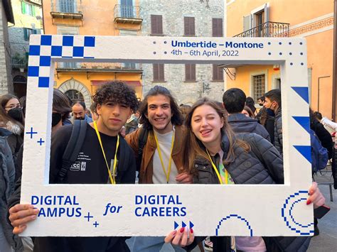 Tutti Pronti In Piazza Per Laperitivo All Ready In The Square For An