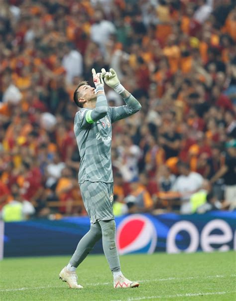 Tamam mı devam mı Galatasaray da Muslera için karar verildi Son Dakika