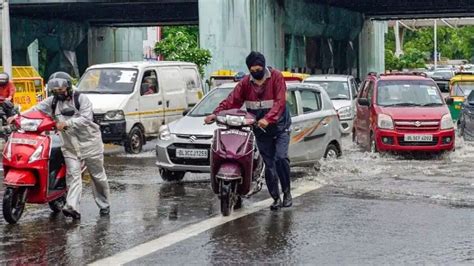 Rain Lashes Parts Of Delhi Causes Traffic Snarls And Waterlogging News18