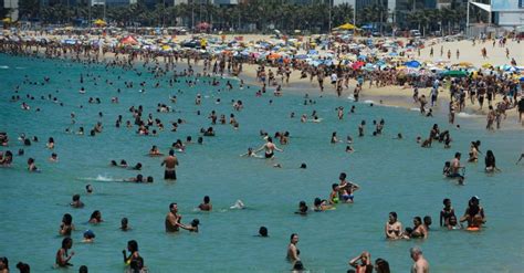 Banhistas Lotam Praia Em Dia De C De Sensa O T Rmica No Rio Bol