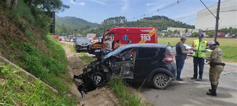 Mulher Fica Ferida Em Colisão Entre Carro E Caminhão Em Brusque