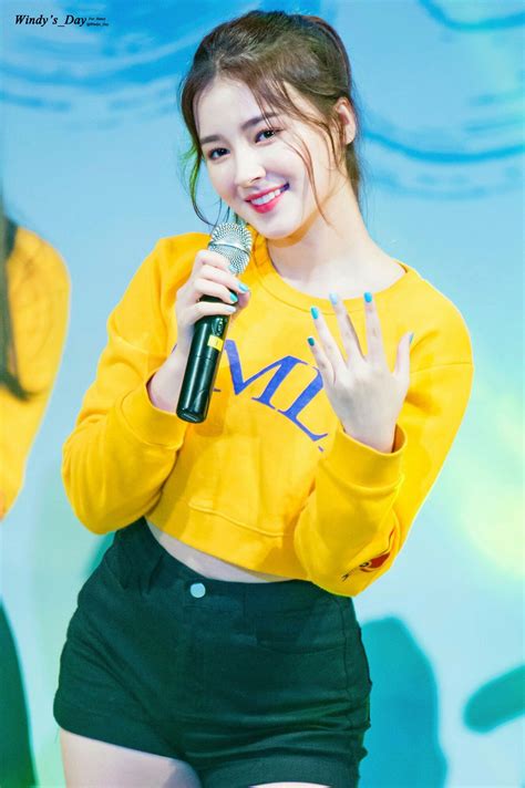 Kumpulan Foto Nancy Momoland Lodge State