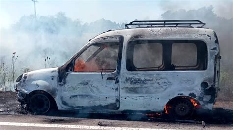 Un utilitario transitaba por la Autovía Artigas y terminó consumido por