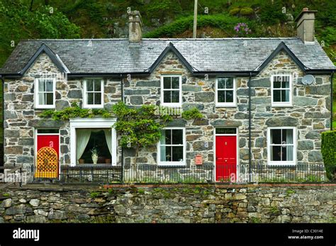 Welsh Stone Cottage Hi Res Stock Photography And Images Alamy