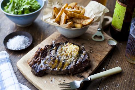 Entrecote Met Gekarameliseerde Sjalot Boter En Frietjes Iers Rundvlees