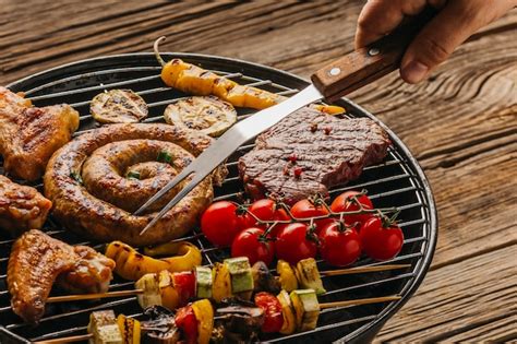 Mão humana preparar grelhados carne e linguiças ligado churrasco