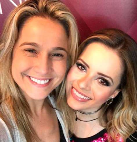 Acompanhada Da Namorada Fernanda Gentil Curte Show De Sandy E Se