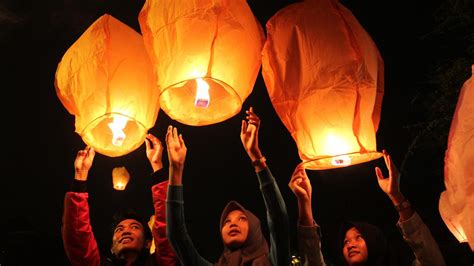 hutan lampion kaliurang suguhan wisata malam jelang akhir  news