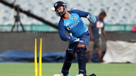 Dinesh Karthik Suffers Back Injury Team