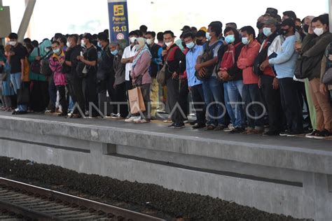 Kepadatan Penumpang Transit Di Stasiun Manggarai Antara Foto