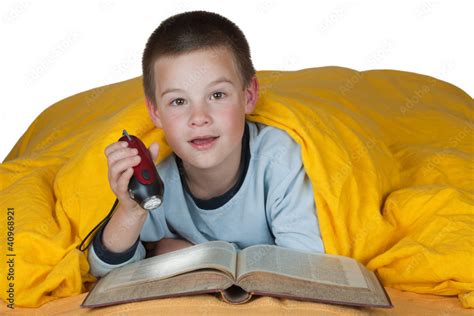 Kind Junge Im Bett Beim Lesen Mit Taschenlampe Stock Photo Adobe Stock