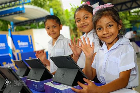 Gobierno Contin A En Chalchuapa La Entrega De Tablets Y Computadoras A