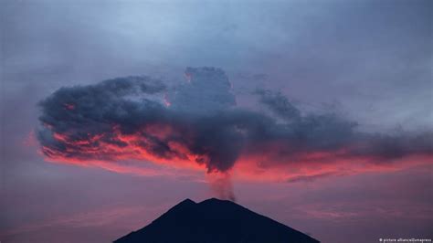 Indonesia's Mount Agung volcano erupts – DW – 07/03/2018